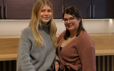 Zwei junge Frauen nach ihrer Abschlusspruefung